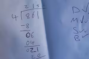 國小數學「861÷4」考倒家長!爸算不出急求助 網解答嘆:令人難過 國小數學「861÷4」考倒家長!爸算不出急求助 網解答嘆:令人難過