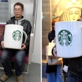 日本狂人花8萬買「巨大版星巴克杯子」，他欣喜扛它去買咖啡「店員竟直接...」
