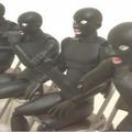 日本網友狂買13隻《名偵探柯南》的黑衣人，擺成各種經典畫面讓其他網友笑翻！