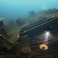 探險隊意外在深海底下發現年代久遠的破舊「詭異」沉船，仔細窺探後，表情竟瞬間從懼怕變成爽笑，簡直要是「發財」了！！！
