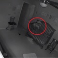媽媽每天晚上都聽到嬰兒房傳來的詭異叫聲，裝上監視器一看，竟發現嬰兒疑似被「鬼上身」...