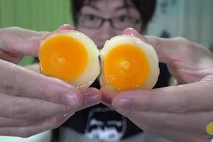 日本流行把「生雞蛋」放進冷凍庫，當大家都覺得莫名其妙時...煎出來的蛋竟讓全部的人跪下了！！