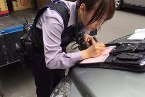 路上違規開單居然是一位漂亮女警令人讚嘆：馬尾就是正！ 