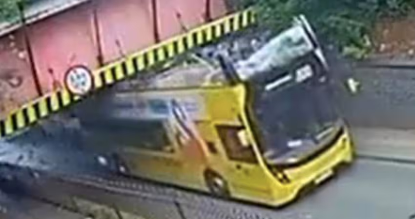 司機硬衝限高橋!雙層巴士「車頂瞬間削平」 現場畫面曝光