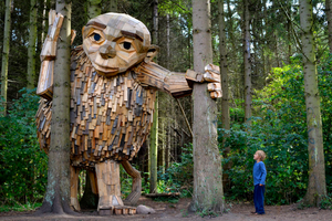 他用回收木材製造的超吸睛雕塑巨人，現竟成大家尋寶的熱點