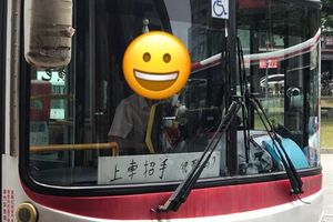 公車司機無言抗議吐心聲　網友看完嘴角失守！