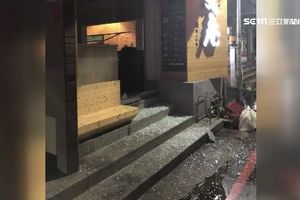 驚險！拉麵店玻璃大門突爆裂！竟是這原因