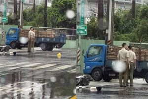 警還沒到...兩憲兵目睹車禍　暖關心傷者還淋雨指揮交通