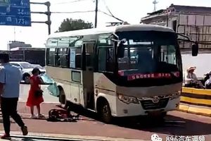 公車隨機殺人！男失控狂砍8人重傷　母子倒臥血泊女險斷頸