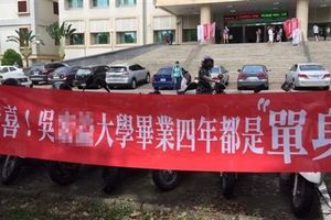 大學4年都單身！他遭掛布條恭喜　笑翻網友：不算畢業吧