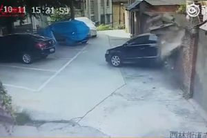 撞出新境界！三寶停車爆衝 鄰居整片牆瞬間崩塌