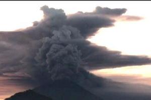 峇里島阿貢火山爆發 班機停飛