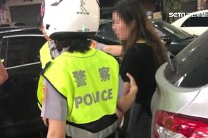 油門當煞車…剛考上駕照暴衝撞8車　女驚嚇過度哭喊媽媽