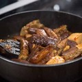 茄子魚鬆豆腐煲 , 這道茄子煲用辣豆瓣醬調味，加入煎香的鯪魚肉餅，豆腐吸盡醬汁精華，十分好下飯。