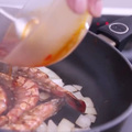 香辣大蝦很多人覺得海鮮含太多膽固醇，不太健康，其實一隻大蝦只含35亳克，不算太高