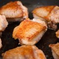 瑤柱雙蝦釀雞翼在蝦膠加入炒過的瑤柱和蝦米，矜貴又美味。