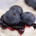 藍莓杏仁酥皮批 香脆酥皮包住軟滑藍莓芝士餡，是個簡單又美味的茶點。