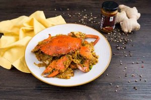 星州辣椒蟹煲, 辣椒螃蟹醬集甜、酸、辣於一身，用來炒蟹就最適合不過，十分惹味。