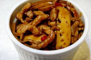 炒豆乾肉絲, 豆干肉絲是另外一道家常菜。它是上海菜。做法簡單而味道較濃。喜歡吃辣的朋友就可以加點小辣椒，味道更香濃！