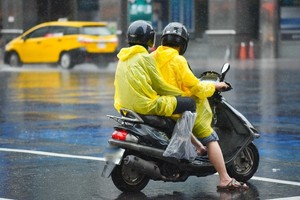 停紅燈遭砂石車輾兩截！女淚揭「雨衣害死母」：駕駛人生也黑了