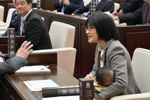 抱小孩開會遭請出議場　日女議員：日本職場需要大改造