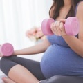 哪些因素會導致女性在懷孕期間過重？