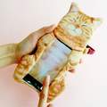 《摸摸貓咪手機套》可愛的翻肚設計讓人更想拼命滑惹