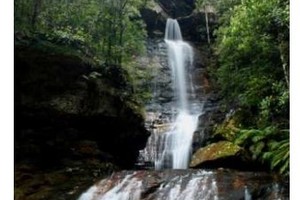 【新加坡】獅城少女登藍山旅遊慘變悲劇！父親眼睜睜看著自己女兒失足墜下20米高瀑布頭殼爆開！！隨後男友也跳……