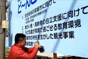 超神的《廣告看板手寫文字職人》我媽問我為什麼跪在電腦前...