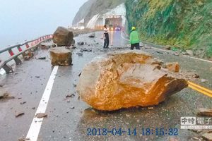 蘇花公路坍方 109人受困4小時