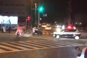 被暴走族屁孩騎車挑釁 日警不追趕 直接把他撞下車