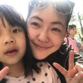 小S女兒才12歲美如名模 笑穿短裙「激細鉛筆腿」好辣！