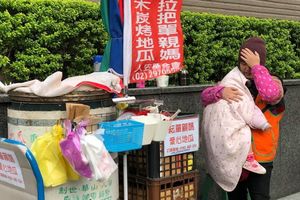 生產前一周被拋棄！單親媽抱幼女賣地瓜 風雨中相依偎