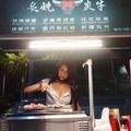 正妹打工賣牛肉 巨乳霸占半個烤台寬