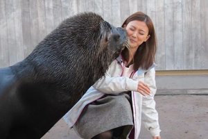 卓文萱新年第一吻　海獅霸氣強親