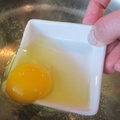 在沸水中加點醋，再把雞蛋打進去後，竟然會有意想不到的好效果，我嚇到眼淚直噴！！