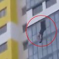 驚險！俄男子摔出15樓，竟然靠身上這個救了自己的命...
