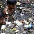 不懂为什么这些小孩在垃圾河里玩水，原来背后隐藏的原因让人沉默！