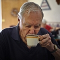 這個老爺爺每天都會去同一家店買四塊錢的咖啡，知道原因後所有人都哭了...
