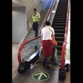 这位工作人员将坐着轮椅的客户推到手扶梯之后，只做了一件事情就让我看傻眼了啊!