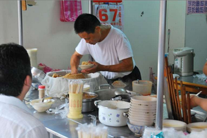  自助餐老闆總是在只點白飯的男孩碗裡「偷加料」，20多年後男孩竟然回來找他說了這一段話…