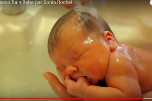 一名法國護士為新生兒洗澡的技術讓人震撼，影片破千萬人瀏覽！寶寶舒服到表情超享受！