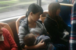 過分！年輕媽媽在公車上哺乳竟被人用「這句話」羞辱...媽媽哭了！網友看了都怒了！