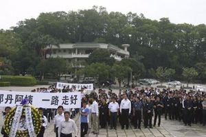 「深圳玫瑰」被石子打死與丈夫合葬5歲女兒抱遺像痛哭幾千人送別