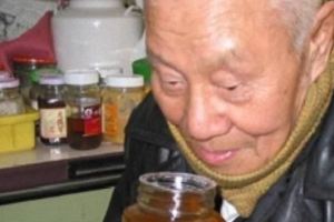 別傻傻買假蜂蜜啦！84歲老蜂農教你一杯「清水」快速辨別真假！