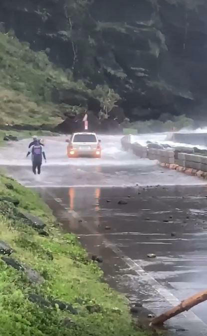 有民眾拍下蘭嶼靠海邊的公路，有一輛汽車差點被巨浪吞沒的驚險畫面，彷彿像宮崎駿著名電影「崖上的波妞」。（圖／翻攝自蘭嶼大小事臉書）