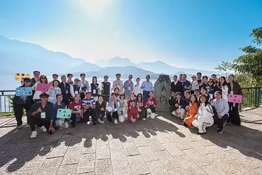 ▲陸生團與馬英九在蔣介石行館所在地「梅荷園」的日月潭石碑前合影留念。（圖／馬英九基金會提供，2024.12.01）