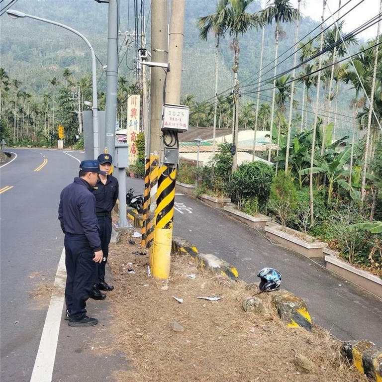 18歲騎士身亡，現場只留下安全帽。（圖／翻攝畫面）