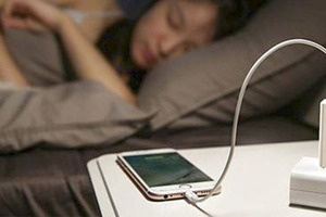 「睡覺手機放床頭充電」會害你變胖！專家曝原因