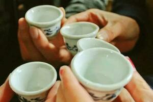 「風險白酒被揪出」，50歲以後少碰這些白酒，會讓你身體吃不消